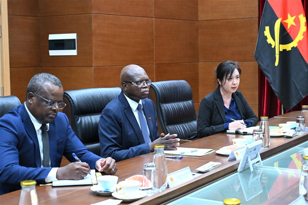 Đại sứ Angola Fernando Miguel phát biểu tại buổi tiếp.