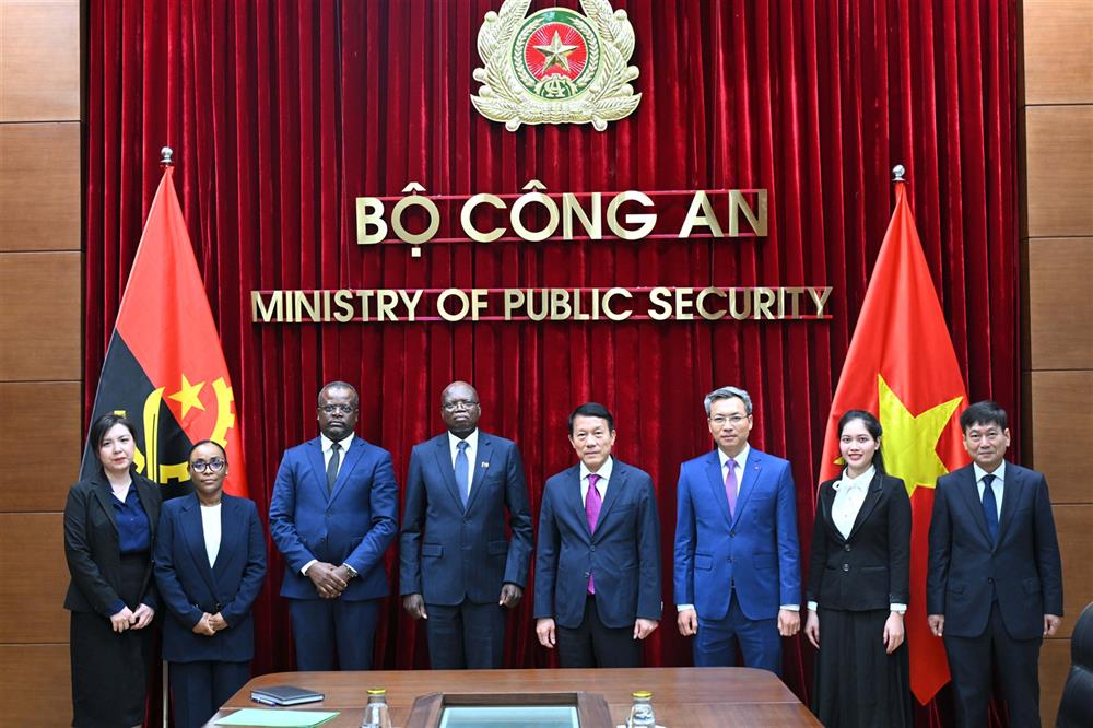 Các đại biểu chụp ảnh lưu niệm.