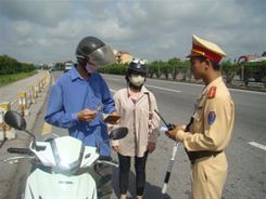 Thứ trưởng Bùi Quang Bền chỉ đạo việc xử lý các vụ chống người thi hành công vụ