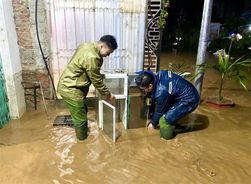 Công an tỉnh Tuyên Quang kịp thời hỗ trợ Nhân dân ứng phó, khắc phục hậu quả sau mưa giông, ngập úng