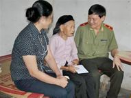 Thăm và tặng quà gia đình liệt sỹ CAND tại Hà Nội