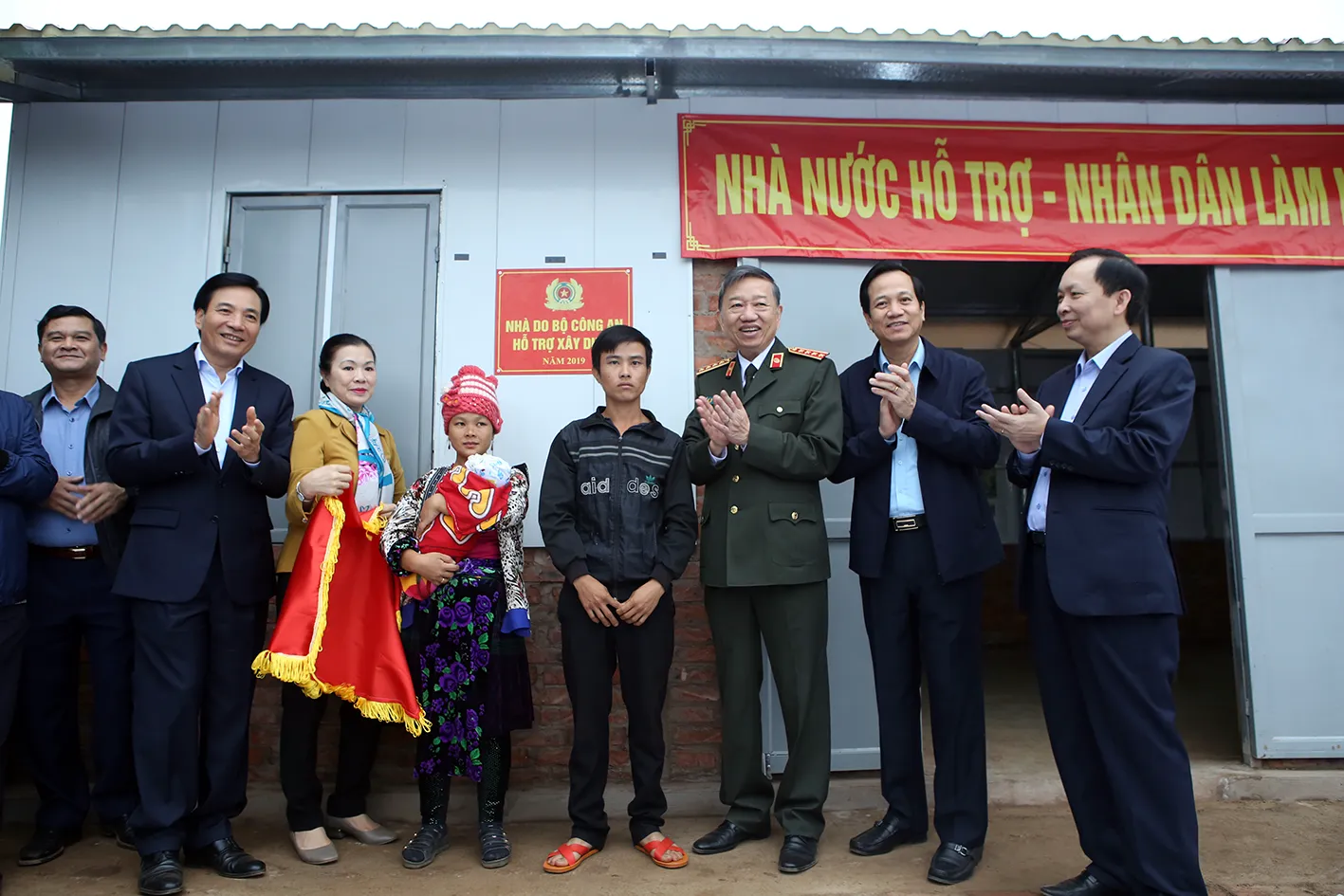 Đại tướng Tô Lâm, UVBCT, Bộ trưởng Bộ Công an trao nhà cho các hộ nghèo tại bản Nậm Pố, xã Mường Nhé, huyện Mường Nhé tháng 10.2019.JPG