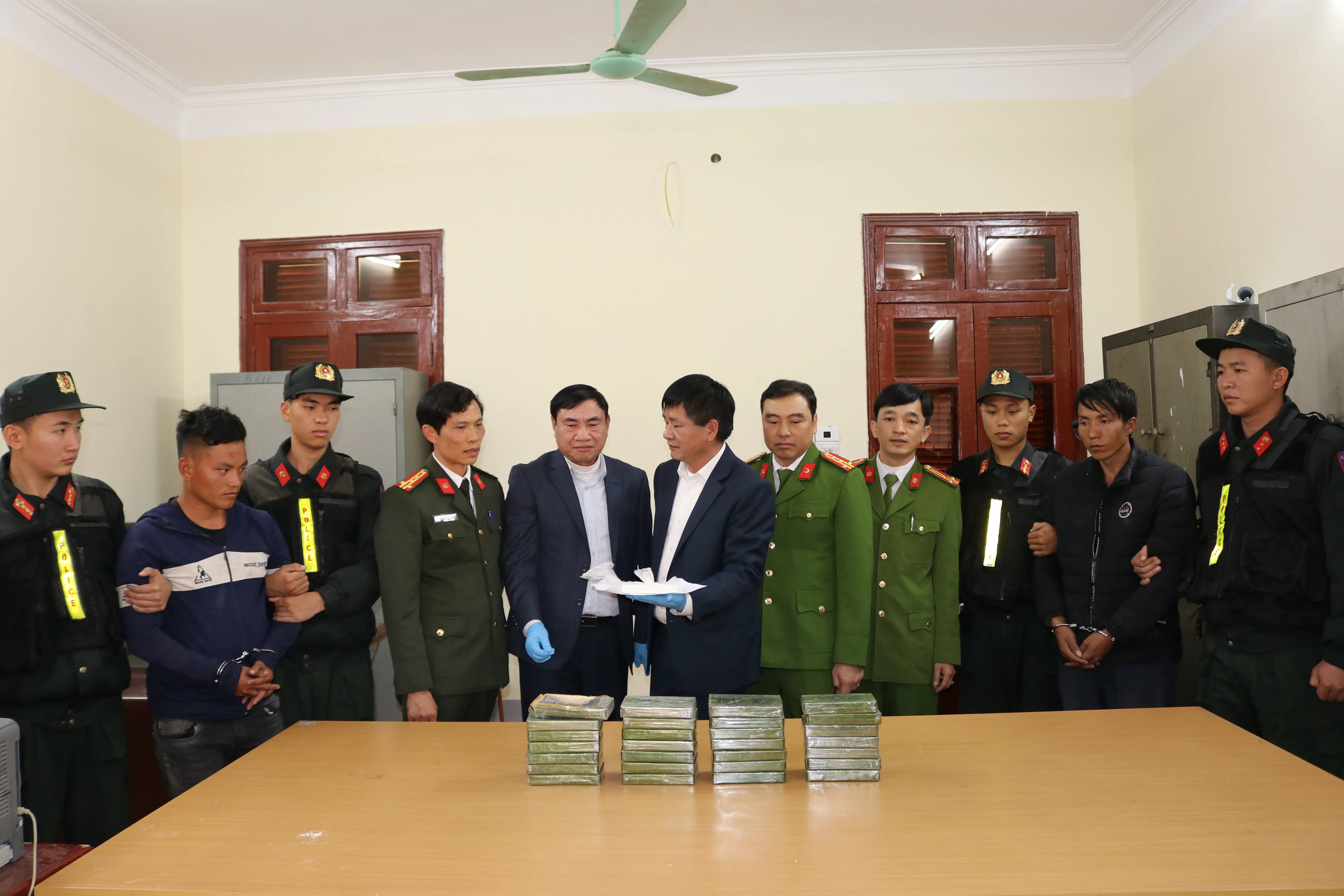 ĐC Nguyễn Quốc Cường, Bí thư TU; đc Lê Thành Đô, Chủ tịch UBND tỉnh cùng BAn Giám đốc CAT kiểm tra tang vật chuyên án 822L, thu 28 bánh heroin.JPG